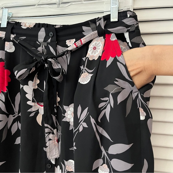 Loft Mini skirt floral print round hem, lace tie on waist with pockets, Size M - Picture 2 of 9